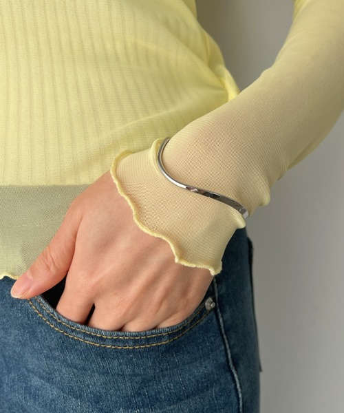 iso（イソ）の「カーブラインメタルバングル（バングル/リストバンド・レディース・ゴールド/シルバー・FREE）」の3枚目の写真