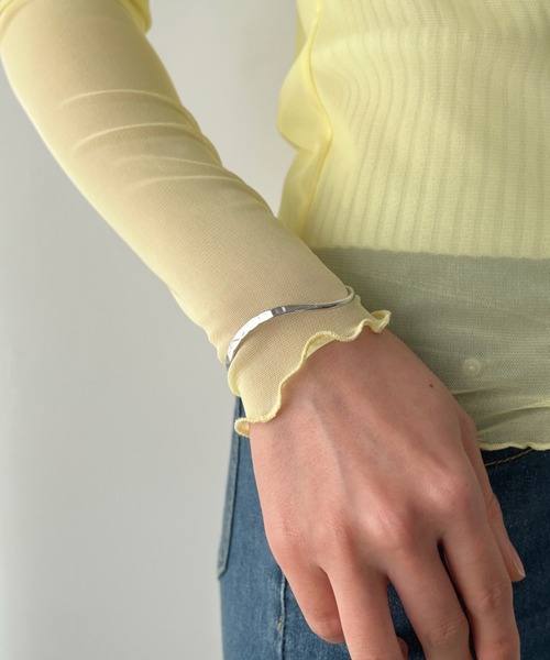 iso（イソ）の「カーブラインメタルバングル（バングル/リストバンド・レディース・ゴールド/シルバー・FREE）」の4枚目の写真