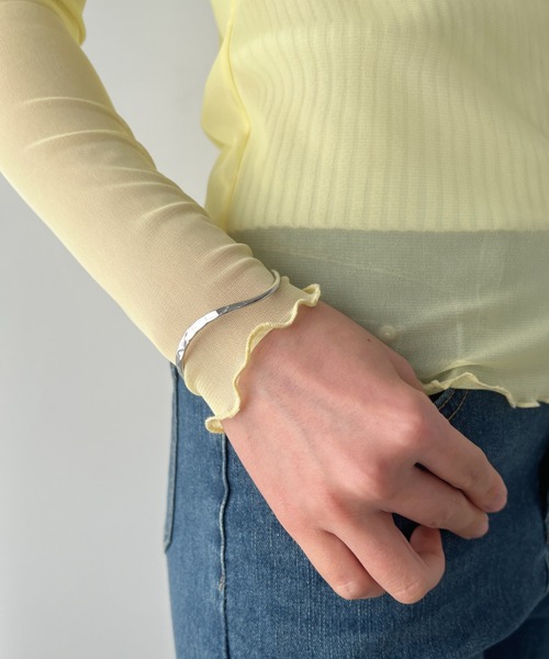 iso（イソ）の「カーブラインメタルバングル（バングル/リストバンド・レディース・ゴールド/シルバー・FREE）」の5枚目の写真