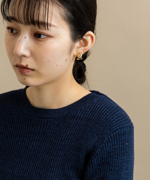 SMELLY(スメリー)の「『堀田真由さん着用』メタルクロスイヤリング(イヤリング・レディース・ゴールド・-)」の5枚目の写真