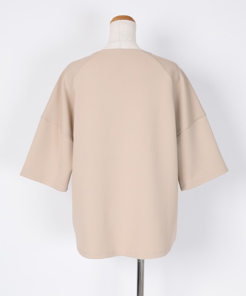 UR'S(ユアーズ)の「ボンディングキーネックオーバーサイズトップス(Tシャツ/カットソー・レディース・ホワイト/ベージュ/ブラック・S/M/L)」の5枚目の写真