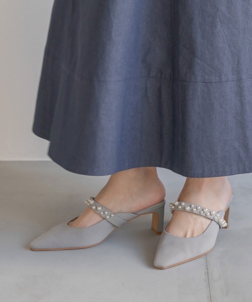 RANDA（ランダ）の「【SUSTAINABLE】パールミュールパンプス（パンプス・レディース・グレイッシュベージュ/ブラック/ブルー・S/M/L/LL）」の3枚目の写真