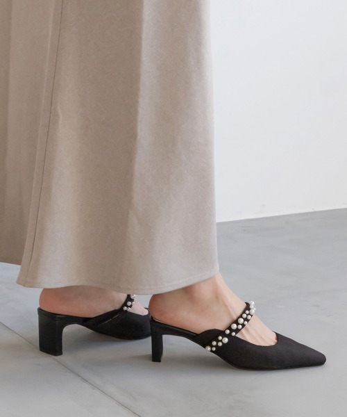 RANDA（ランダ）の「【SUSTAINABLE】パールミュールパンプス（パンプス・レディース・グレイッシュベージュ/ブラック/ブルー・S/M/L/LL）」の2枚目の写真