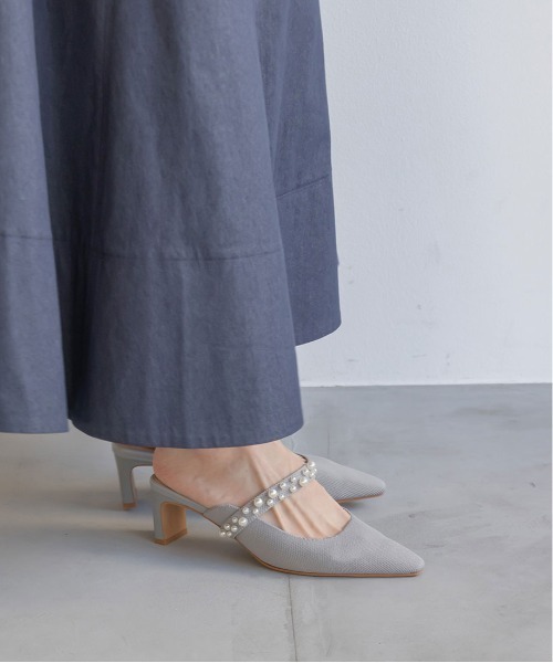 RANDA（ランダ）の「【SUSTAINABLE】パールミュールパンプス（パンプス・レディース・グレイッシュベージュ/ブラック/ブルー・S/M/L/LL）」の5枚目の写真