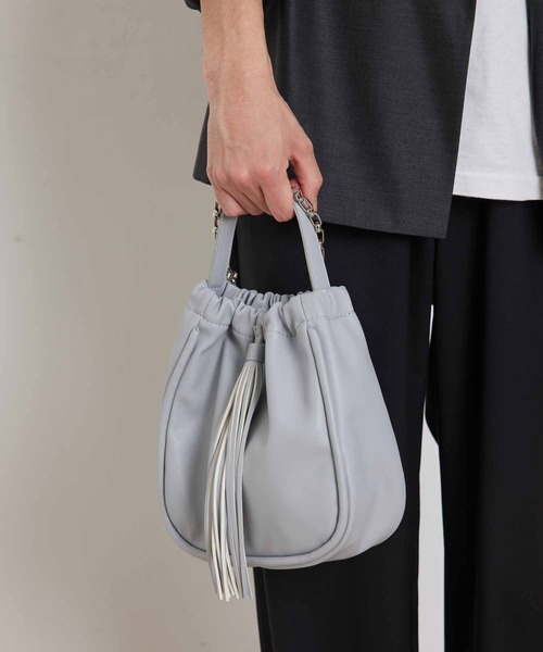 ADAM ET ROPE'（アダムエロペ）の「【WEB限定】ブレスレットチェーン タッセル バッグ / 巾着型 / ワンハンドル / ユニセックス（ハンドバッグ・メンズ・ブラック/ライトグレー・FREE）」の18枚目の写真