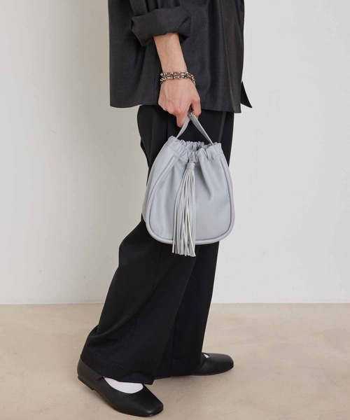 ADAM ET ROPE'（アダムエロペ）の「【WEB限定】ブレスレットチェーン タッセル バッグ / 巾着型 / ワンハンドル / ユニセックス（ハンドバッグ・メンズ・ブラック/ライトグレー・FREE）」の20枚目の写真