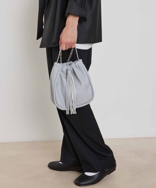 ADAM ET ROPE'（アダムエロペ）の「【WEB限定】ブレスレットチェーン タッセル バッグ / 巾着型 / ワンハンドル / ユニセックス（ハンドバッグ・メンズ・ブラック/ライトグレー・FREE）」の21枚目の写真