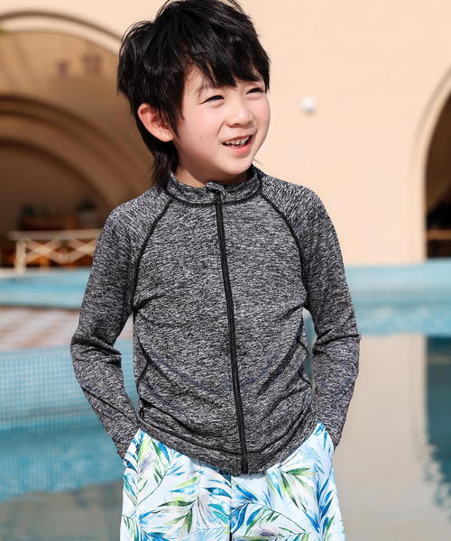 TeddyShop（テディショップ）の「キッズ 長袖ネームタグとサムホール付きラッシュガード（ラッシュガード・キッズ・ホワイト系その他/スモークピンク/ライトグレー/ライトブルー/グレー/ホワイト×ブルー/パープル/ダークグレー/ブルー系その他/ブラック/ブラック系その他・110cm/150cm/140cm/120cm/130cm）」の5枚目の写真