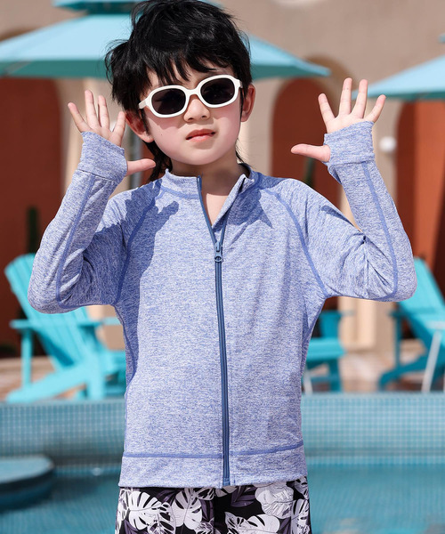 TeddyShop（テディショップ）の「キッズ 長袖ネームタグとサムホール付きラッシュガード（ラッシュガード・キッズ・ホワイト系その他/スモークピンク/ライトグレー/ライトブルー/グレー/ホワイト×ブルー/パープル/ダークグレー/ブルー系その他/ブラック/ブラック系その他・110cm/150cm/140cm/120cm/130cm）」の9枚目の写真