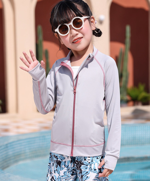 TeddyShop（テディショップ）の「キッズ 長袖ネームタグとサムホール付きラッシュガード（ラッシュガード・キッズ・ホワイト系その他/スモークピンク/ライトグレー/ライトブルー/グレー/ホワイト×ブルー/パープル/ダークグレー/ブルー系その他/ブラック/ブラック系その他・110cm/150cm/140cm/120cm/130cm）」の6枚目の写真