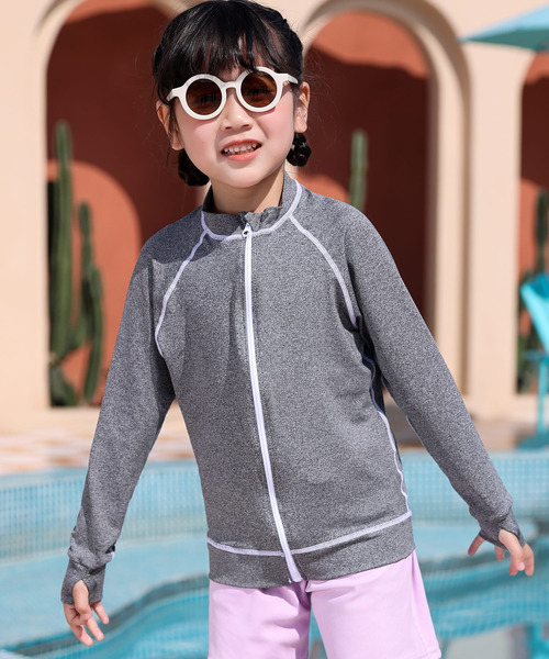 TeddyShop（テディショップ）の「キッズ 長袖ネームタグとサムホール付きラッシュガード（ラッシュガード・キッズ・ホワイト系その他/スモークピンク/ライトグレー/ライトブルー/グレー/ホワイト×ブルー/パープル/ダークグレー/ブルー系その他/ブラック/ブラック系その他・110cm/150cm/140cm/120cm/130cm）」の7枚目の写真