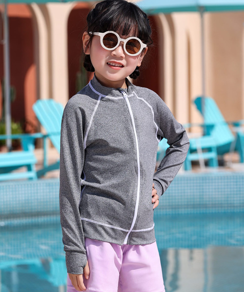 TeddyShop（テディショップ）の「キッズ 長袖ネームタグとサムホール付きラッシュガード（ラッシュガード・キッズ・ホワイト系その他/スモークピンク/ライトグレー/ライトブルー/グレー/ホワイト×ブルー/パープル/ダークグレー/ブルー系その他/ブラック/ブラック系その他・110cm/150cm/140cm/120cm/130cm）」の19枚目の写真