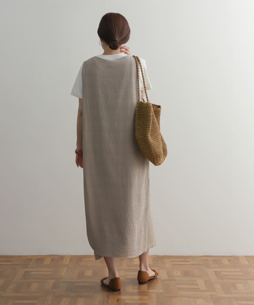 URBAN RESEARCH DOORS（アーバンリサーチドアーズ）の「コットンラップライクストレートワンピース（ワンピース・レディース・グレー系その他/チャコールグレー・MEDIUM）」の22枚目の写真