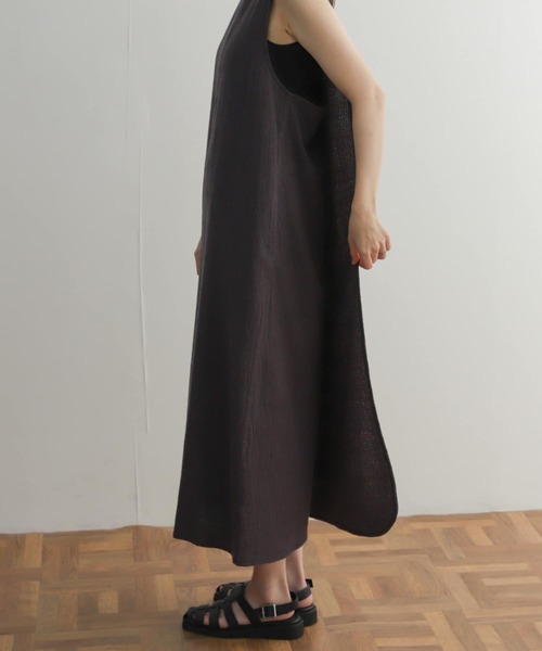 URBAN RESEARCH DOORS（アーバンリサーチドアーズ）の「コットンラップライクストレートワンピース（ワンピース・レディース・グレー系その他/チャコールグレー・MEDIUM）」の4枚目の写真