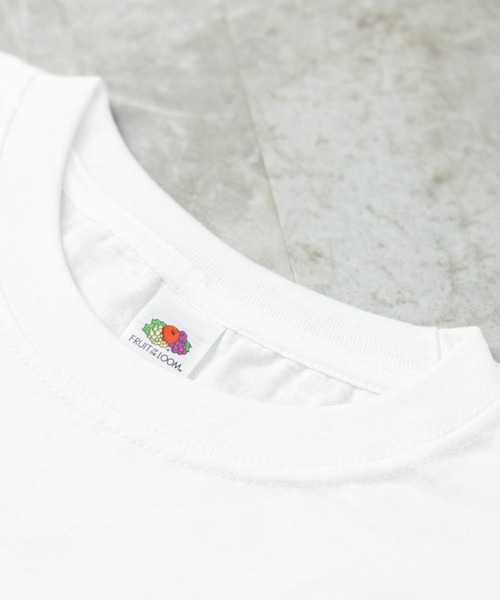 FRUIT OF THE LOOM(フルーツオブザルーム)の「FRUIT OF THE LOOM UNISEX ワンポイントロゴプリント ショートプリントTシャツ(Tシャツ/カットソー・メンズ・ネイビー/イエロー/ブラック/レッド・LL/M/L)」の5枚目の写真