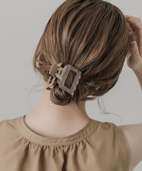 SMELLY(スメリー)の「スクエアマットカラーバンス(バレッタ/ヘアクリップ・レディース・ベージュ/ブルー・-)」の4枚目の写真