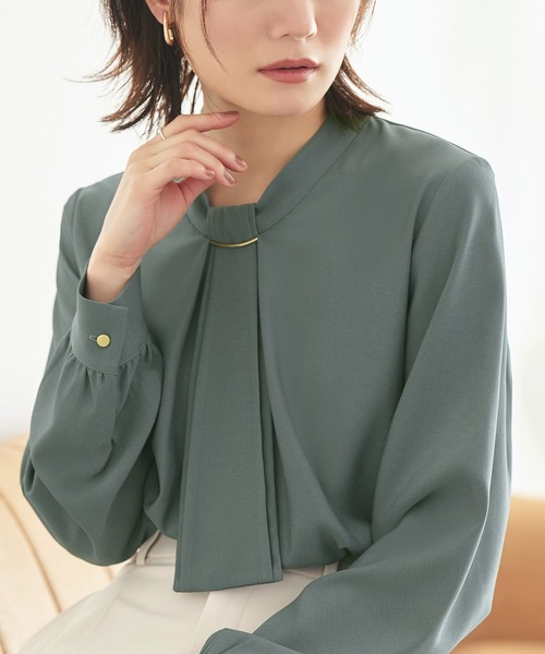 RUIRUE BOUTIQUE（ルイルエブティック）の「洗える ストレッチ ｜ 選べるデザイン フロントタック　ボウタイブラウス ｜ 長袖 トップス 体型カバー  オフィスカジュアル 通勤服 華やか ボウタイ メタル パール ボリュームスリーブ ブラウス（シャツ/ブラウス・レディース・ブラック系1/オレンジ/オレンジ系1/ブラック/ライトベージュ/ベージュ系1/ネイビー/ブルー系1/ピンク系1/ホワイト/グレー系1/ネイビー系1/アッシュ/ライトブルー/ピンクベージュ/ホワイト系1・S/M/L/LL/3L/5L/4L）」の5枚目の写真