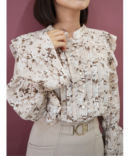 CECIL McBEE（セシルマクビー）の「パールボタン花柄フリルタックブラウス（シャツ/ブラウス・レディース・ブラック/ベージュ/モカ・MEDIUM）」の7枚目の写真