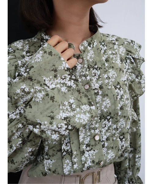 CECIL McBEE（セシルマクビー）の「パールボタン花柄フリルタックブラウス（シャツ/ブラウス・レディース・ブラック/ベージュ/モカ・MEDIUM）」の8枚目の写真