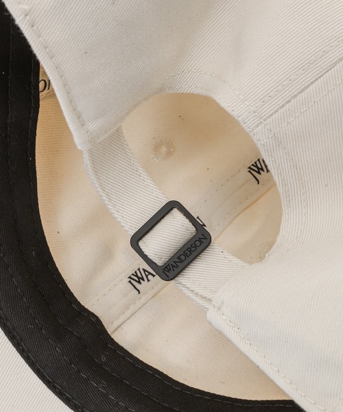 JW Anderson（ジェイダブリューアンダーソン）の「キャップ（キャップ・レディース・ブラック/カーキ/ナチュラル/ブルー・ONE SIZE）」の8枚目の写真