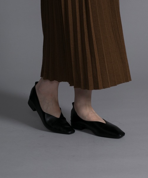shoes365(シューズスリーシックスファイヴ)の「【shoes365】V型 ローヒール スクエアトゥパンプス(パンプス・レディース・ブラック/ベージュ・24.0cm/24.5cm/25.0cm/23.5cm/22.5cm/23.0cm)」の2枚目の写真
