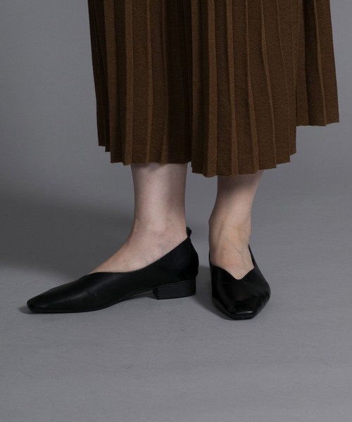 shoes365(シューズスリーシックスファイヴ)の「【shoes365】V型 ローヒール スクエアトゥパンプス(パンプス・レディース・ブラック/ベージュ・24.0cm/24.5cm/25.0cm/23.5cm/22.5cm/23.0cm)」の7枚目の写真