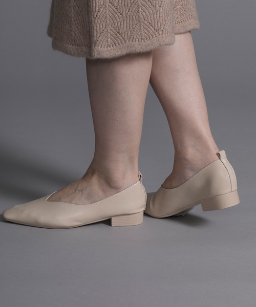 shoes365(シューズスリーシックスファイヴ)の「【shoes365】V型 ローヒール スクエアトゥパンプス(パンプス・レディース・ブラック/ベージュ・24.0cm/24.5cm/25.0cm/23.5cm/22.5cm/23.0cm)」の19枚目の写真