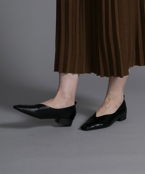 shoes365(シューズスリーシックスファイヴ)の「【shoes365】V型 ローヒール スクエアトゥパンプス(パンプス・レディース・ブラック/ベージュ・24.0cm/24.5cm/25.0cm/23.5cm/22.5cm/23.0cm)」の11枚目の写真