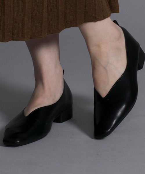shoes365(シューズスリーシックスファイヴ)の「【shoes365】V型 ローヒール スクエアトゥパンプス(パンプス・レディース・ブラック/ベージュ・24.0cm/24.5cm/25.0cm/23.5cm/22.5cm/23.0cm)」の12枚目の写真
