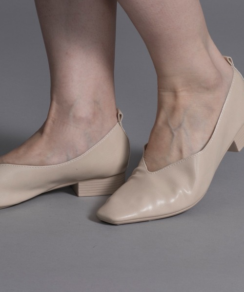 shoes365(シューズスリーシックスファイヴ)の「【shoes365】V型 ローヒール スクエアトゥパンプス(パンプス・レディース・ブラック/ベージュ・24.0cm/24.5cm/25.0cm/23.5cm/22.5cm/23.0cm)」の21枚目の写真