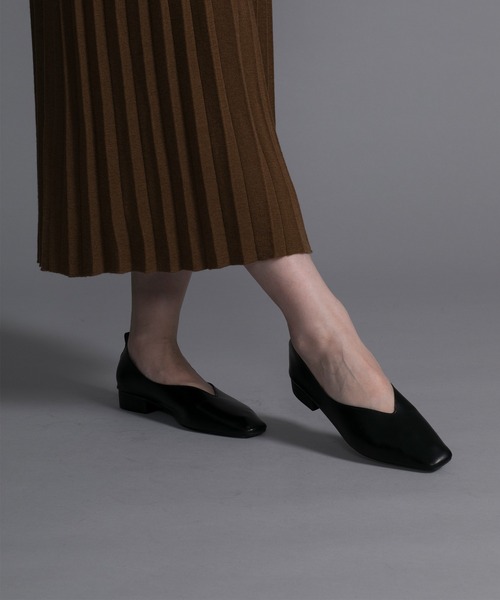 shoes365(シューズスリーシックスファイヴ)の「【shoes365】V型 ローヒール スクエアトゥパンプス(パンプス・レディース・ブラック/ベージュ・24.0cm/24.5cm/25.0cm/23.5cm/22.5cm/23.0cm)」の8枚目の写真