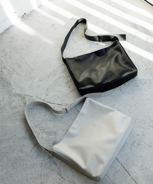 LAKOLE（ラコレ）の「FLミドルショルダーBAG / 996084（ショルダーバッグ・メンズ・ブラック/ライトグレー/ホワイト・FREE）」の7枚目の写真