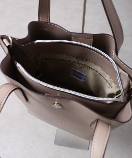 Legato Largo（レガートラルゴ）の「Legato Largo かるいかばん タテ型２WAYショルダーバッグ（ショルダーバッグ・レディース・ライトグレー/ブラック/グレイッシュベージュ/ブルー/ダークブラウン/ダークグレー・FREE）」の8枚目の写真