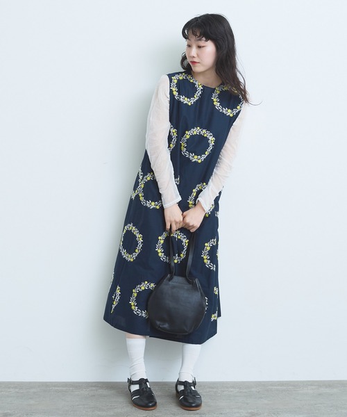 bulledesavon　ビュルデサボン ノースリーブワンピース bulle de savon（ビュルデサボン）の「○リース刺しゅう