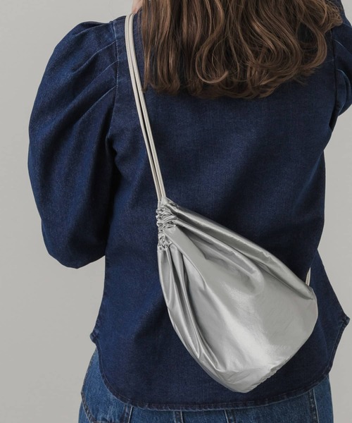 SMELLY（スメリー）の「メタリックワンショルダー（ショルダーバッグ・レディース・アイボリー/シルバー・-）」の5枚目の写真