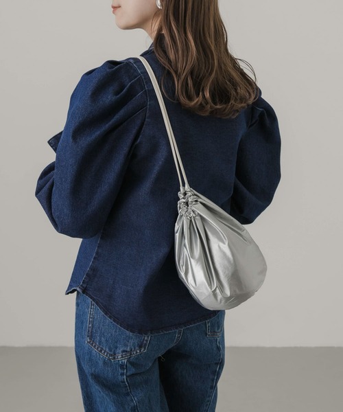 SMELLY（スメリー）の「メタリックワンショルダー（ショルダーバッグ・レディース・アイボリー/シルバー・-）」の6枚目の写真