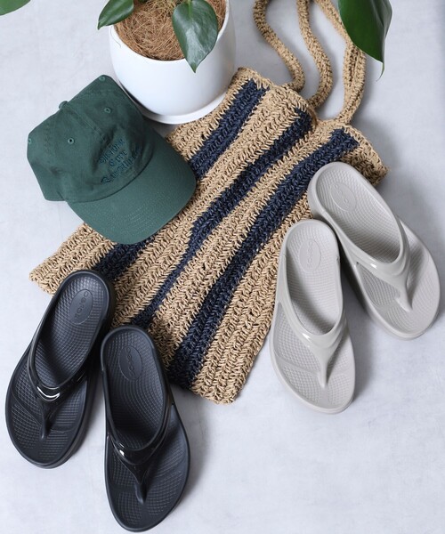 OOFOS（ウーフォス）の「OOFOS/ウーフォス OOmega / ウーオメガ（サンダル・レディース・ブラック/ベージュ・8/7/6）」の3枚目の写真