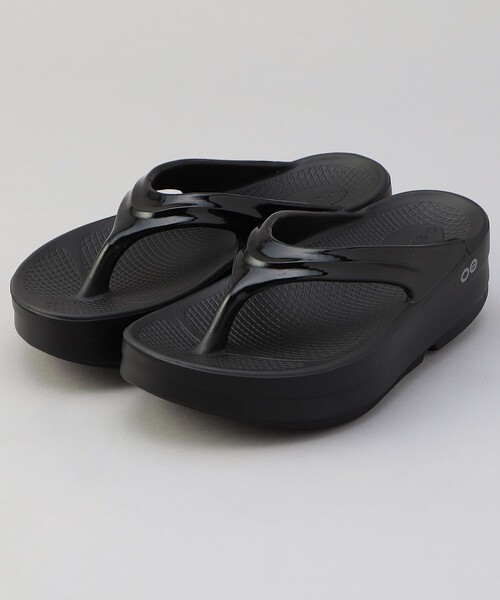 OOFOS（ウーフォス）の「OOFOS/ウーフォス OOmega / ウーオメガ（サンダル・レディース・ブラック/ベージュ・8/7/6）」の4枚目の写真