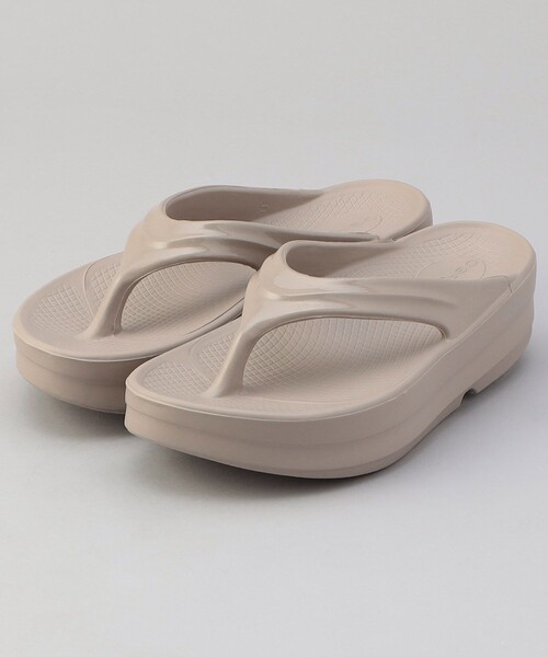 OOFOS（ウーフォス）の「OOFOS/ウーフォス OOmega / ウーオメガ（サンダル・レディース・ブラック/ベージュ・8/7/6）」の5枚目の写真