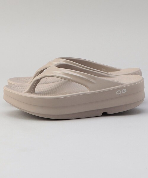 OOFOS（ウーフォス）の「OOFOS/ウーフォス OOmega / ウーオメガ（サンダル・レディース・ブラック/ベージュ・8/7/6）」の7枚目の写真