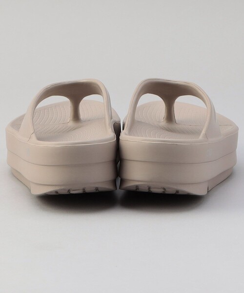 OOFOS（ウーフォス）の「OOFOS/ウーフォス OOmega / ウーオメガ（サンダル・レディース・ブラック/ベージュ・8/7/6）」の8枚目の写真