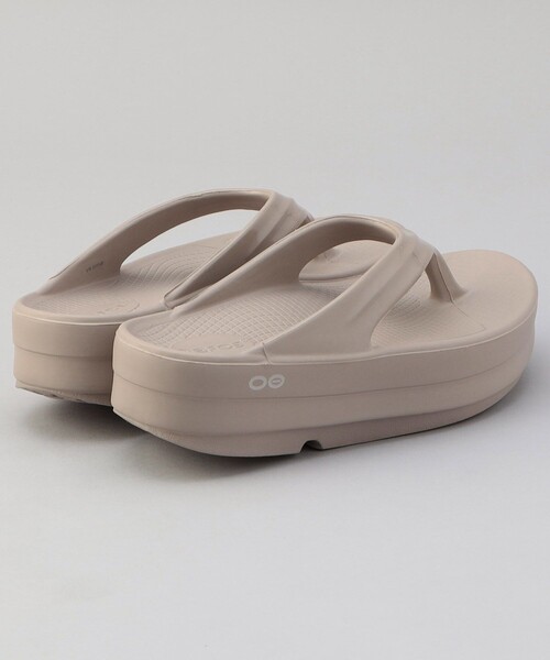 OOFOS（ウーフォス）の「OOFOS/ウーフォス OOmega / ウーオメガ（サンダル・レディース・ブラック/ベージュ・8/7/6）」の9枚目の写真