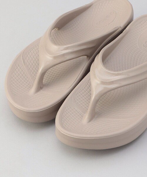 OOFOS（ウーフォス）の「OOFOS/ウーフォス OOmega / ウーオメガ（サンダル・レディース・ブラック/ベージュ・8/7/6）」の10枚目の写真