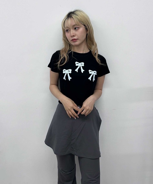 A'GEM/9 × .kom 『.KOM/ドットケーオーエム』 リボン Tシャツ