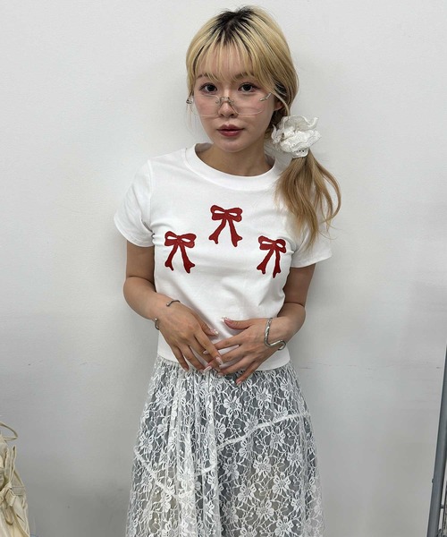 tシャツ A'GEM/9 × .kom 「.KOM/ドットケーオーエム」 フリルリボンTEE レディース A'GEM/9 × .kom 『.KOM/ドットケーオーエム』 フリルリボンTEE