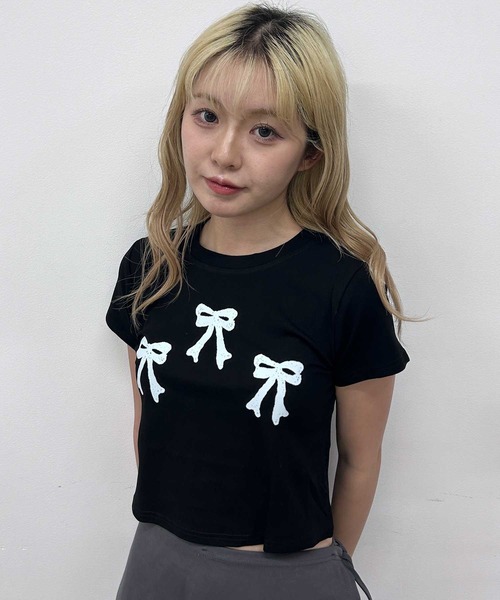 tシャツ A'GEM/9 × .kom 「.KOM/ドットケーオーエム」 サイドリボンクロップ Tシャツ レディース A'GEM/9 × .kom 『.KOM/ドットケーオーエム』 リボンプリント