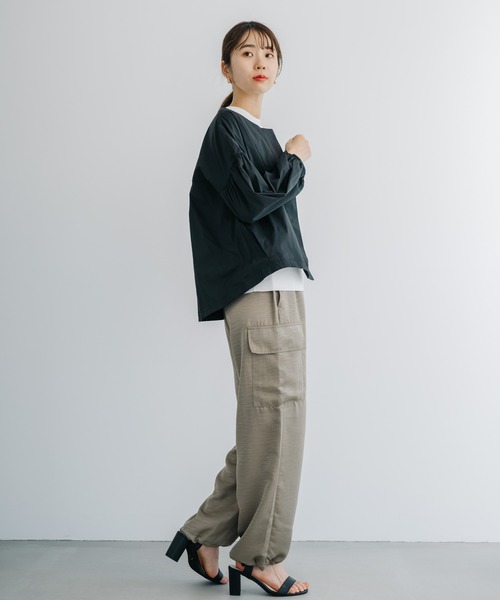 ANNA LUNA(アンナルナ)の「【ANNA LUNA】袖にたっぷりギャザーが入った軽い着心地の華やかブルゾン(ブルゾン・レディース・ベージュ/ブラック・LARGE/MEDIUM)」の6枚目の写真