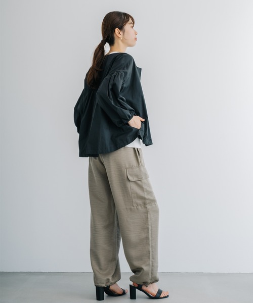 ANNA LUNA(アンナルナ)の「【ANNA LUNA】袖にたっぷりギャザーが入った軽い着心地の華やかブルゾン(ブルゾン・レディース・ベージュ/ブラック・LARGE/MEDIUM)」の7枚目の写真