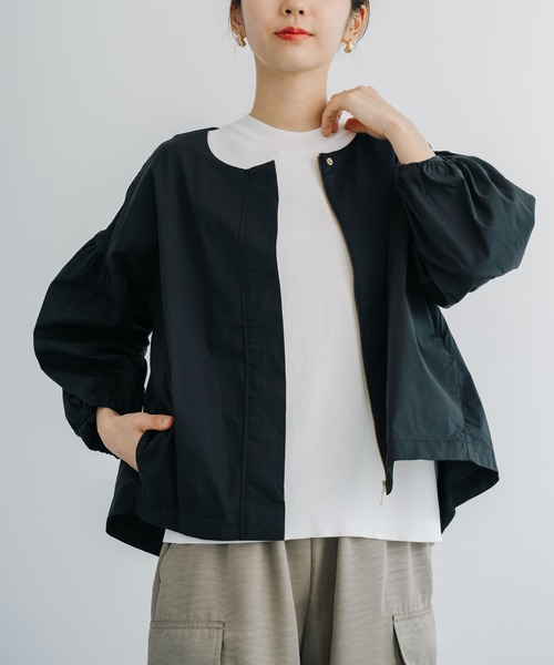 ANNA LUNA(アンナルナ)の「【ANNA LUNA】袖にたっぷりギャザーが入った軽い着心地の華やかブルゾン(ブルゾン・レディース・ベージュ/ブラック・LARGE/MEDIUM)」の4枚目の写真