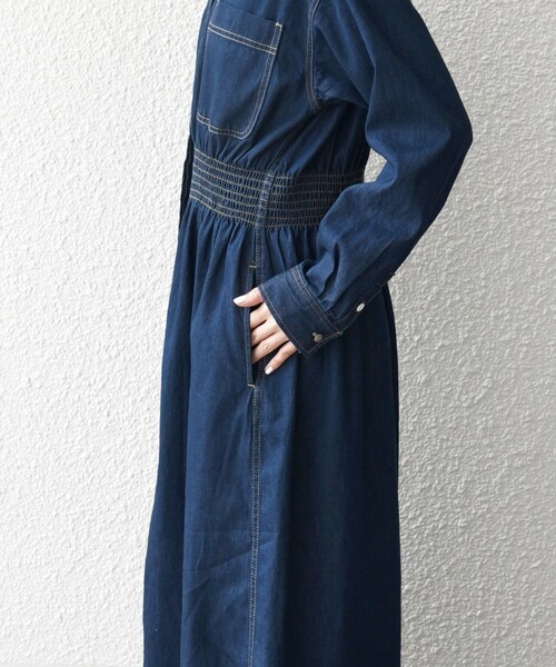 SHIPS any（シップス エニィ）の「SHIPS any: シャーリング デニム ポケット ワンピース ［SHIPS any DENIM］（ワンピース・レディース・ナチュラル/ネイビー/ブルー・ONE SIZE）」の4枚目の写真